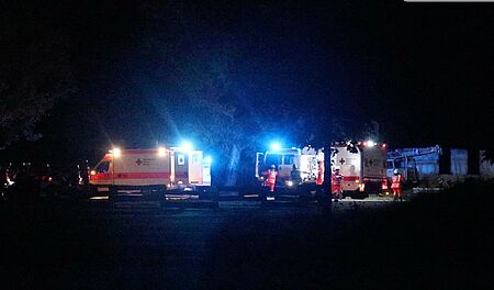 Einsatzfahrzeuge während der Übung bei Nacht