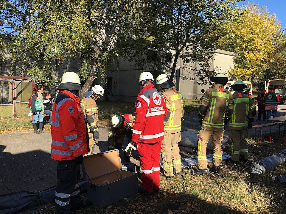 Bild von ehrenamtlichen Helfern von Feuerwehr und DRK.