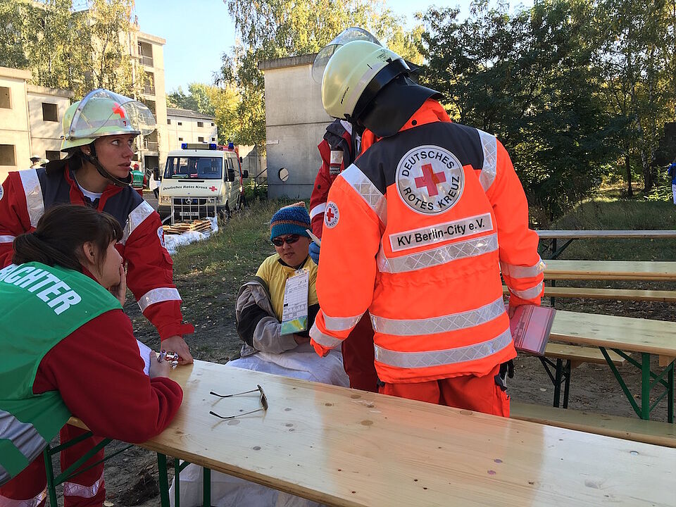 Ehrenamtliche Sanitäter des DRK bei der Sichtung von Verletzten.