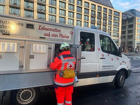 Einsatzfahrzeug der Rettungshundestaffel am Einsatzort